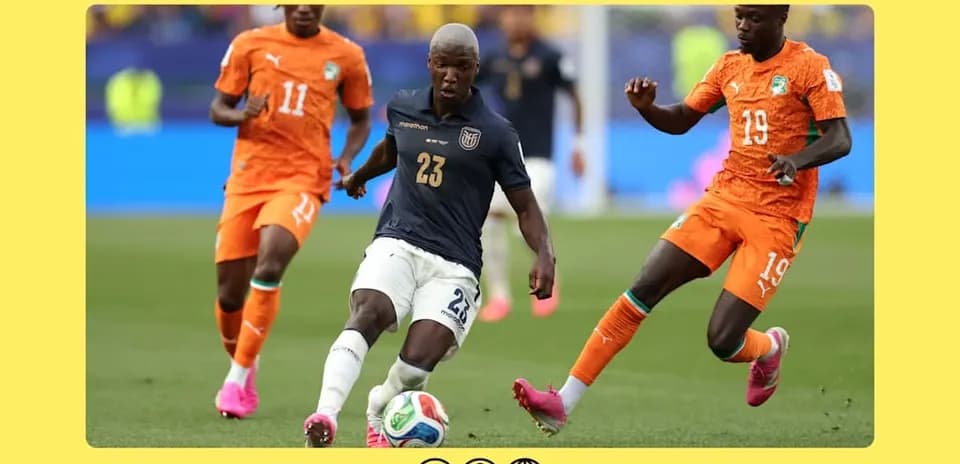 Jugador ecuatoriano driblando entre dos defensores ivorianos