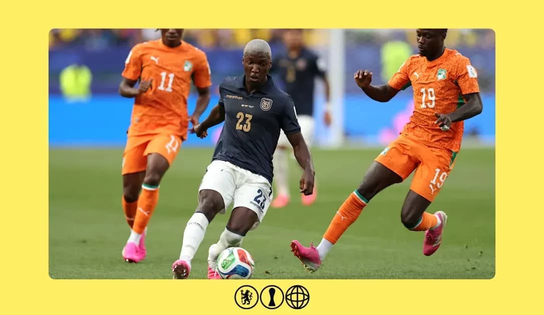 Jugador ecuatoriano driblando entre dos defensores ivorianos
