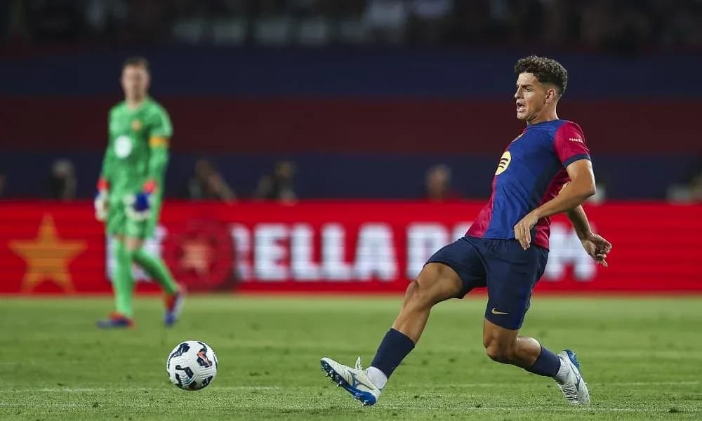 Jugador de fútbol pateando el balón en el campo