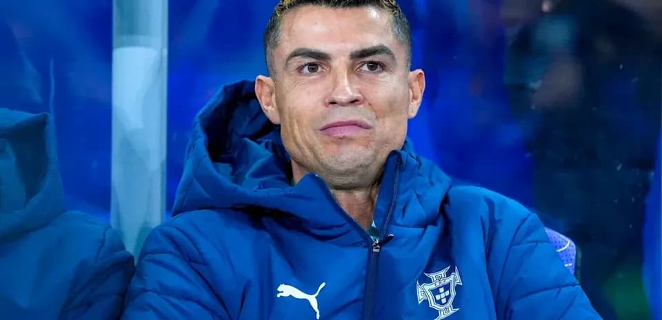 Jugador sentado en el banquillo durante el partido