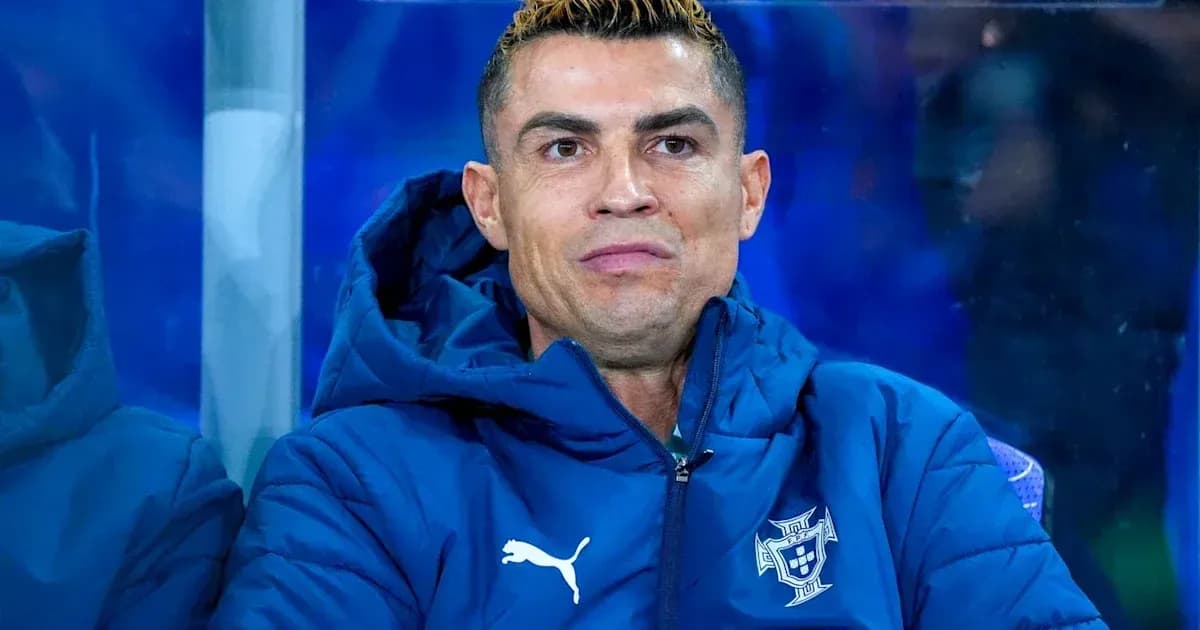 Jugador sentado en el banquillo durante el partido