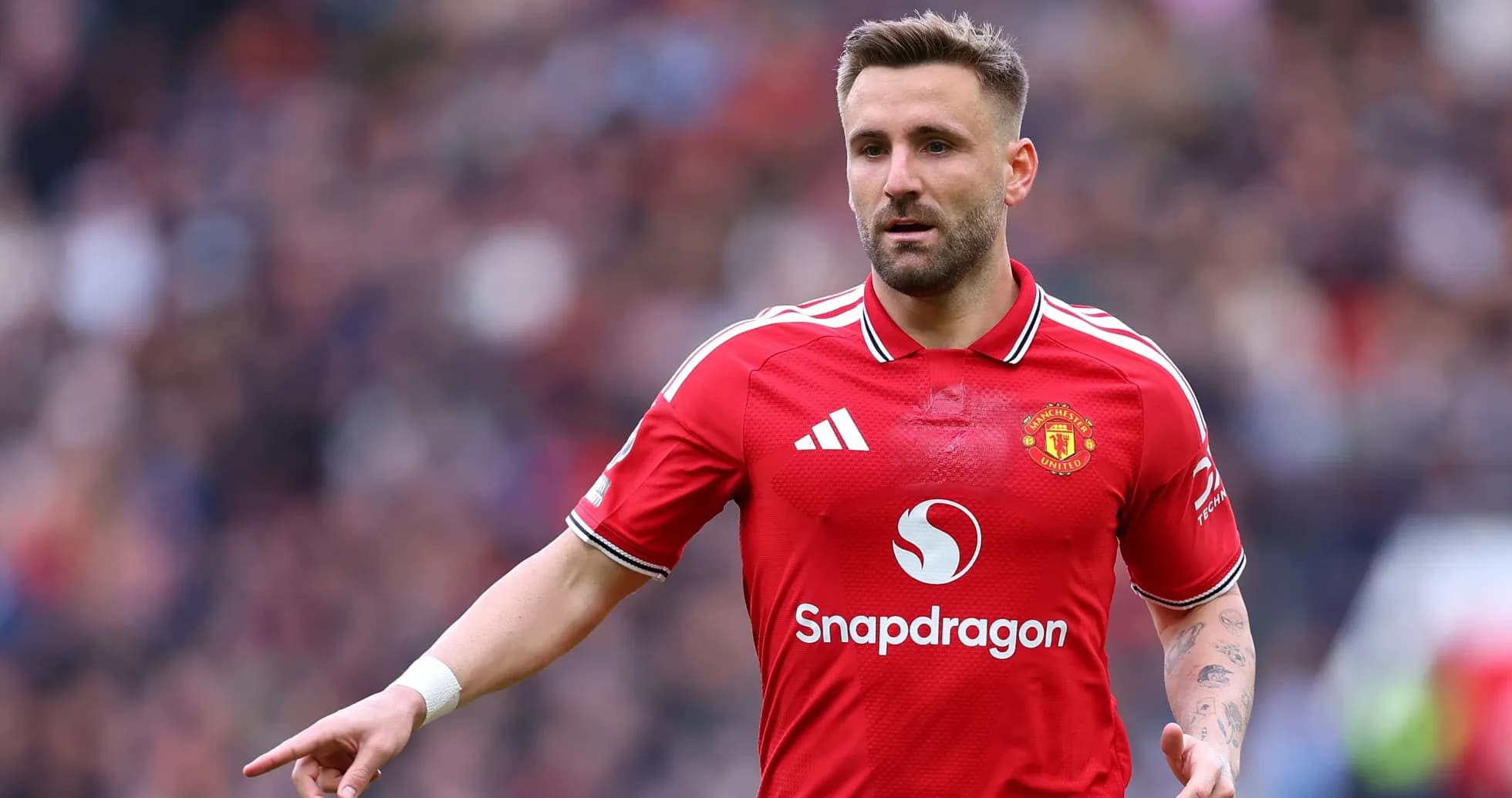 Jugador de Manchester United señalando durante partido