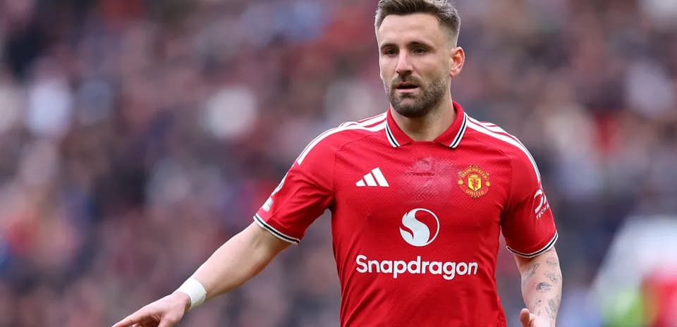 Jugador de Manchester United señalando durante partido