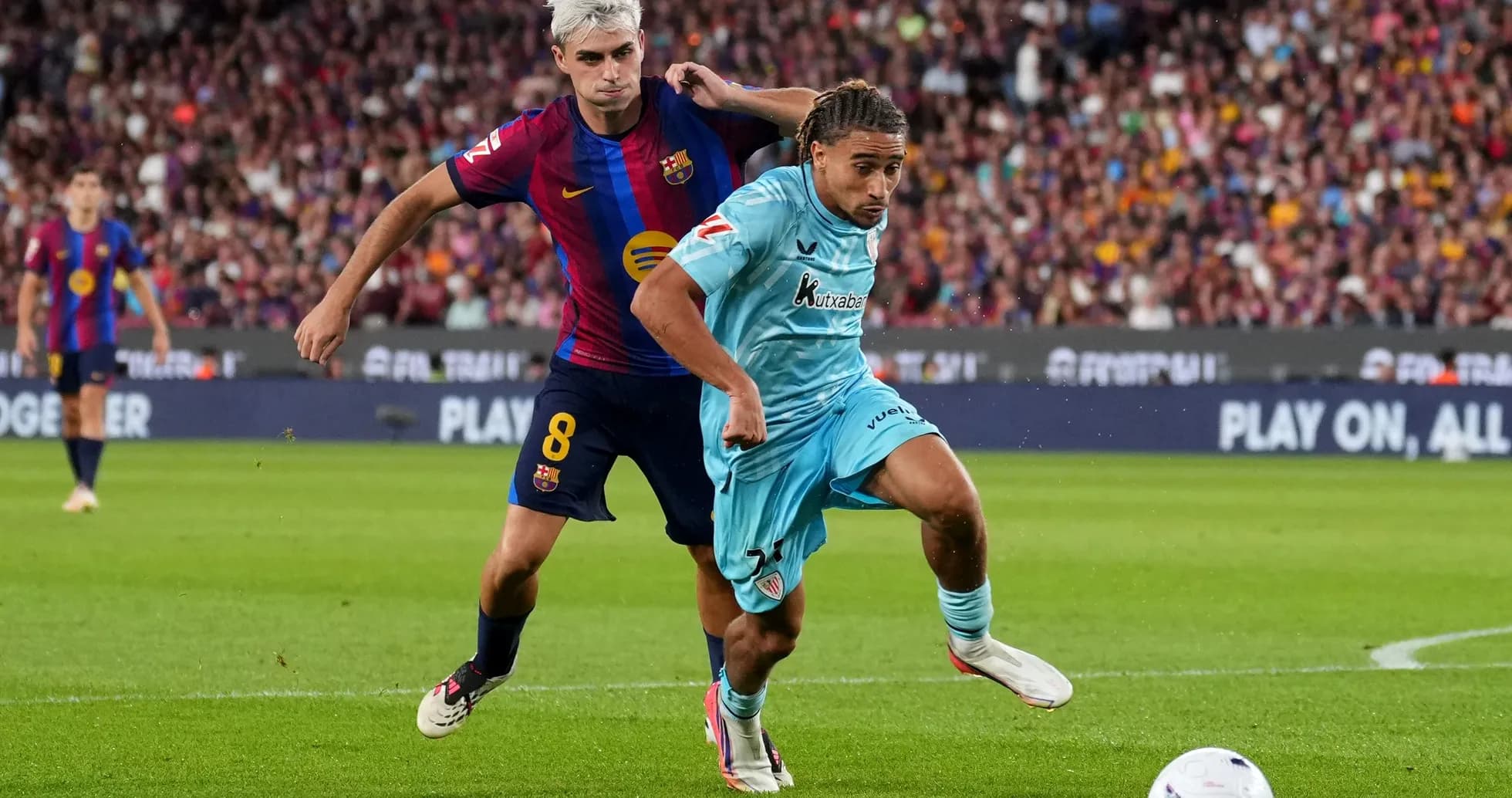 Jugador de Barcelona persiguiendo a oponente en el partido