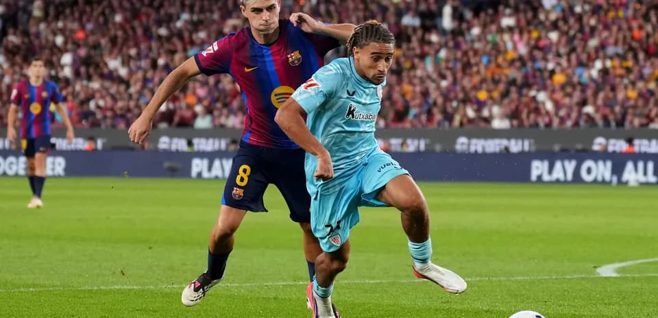 Jugador de Barcelona persiguiendo a oponente en el partido