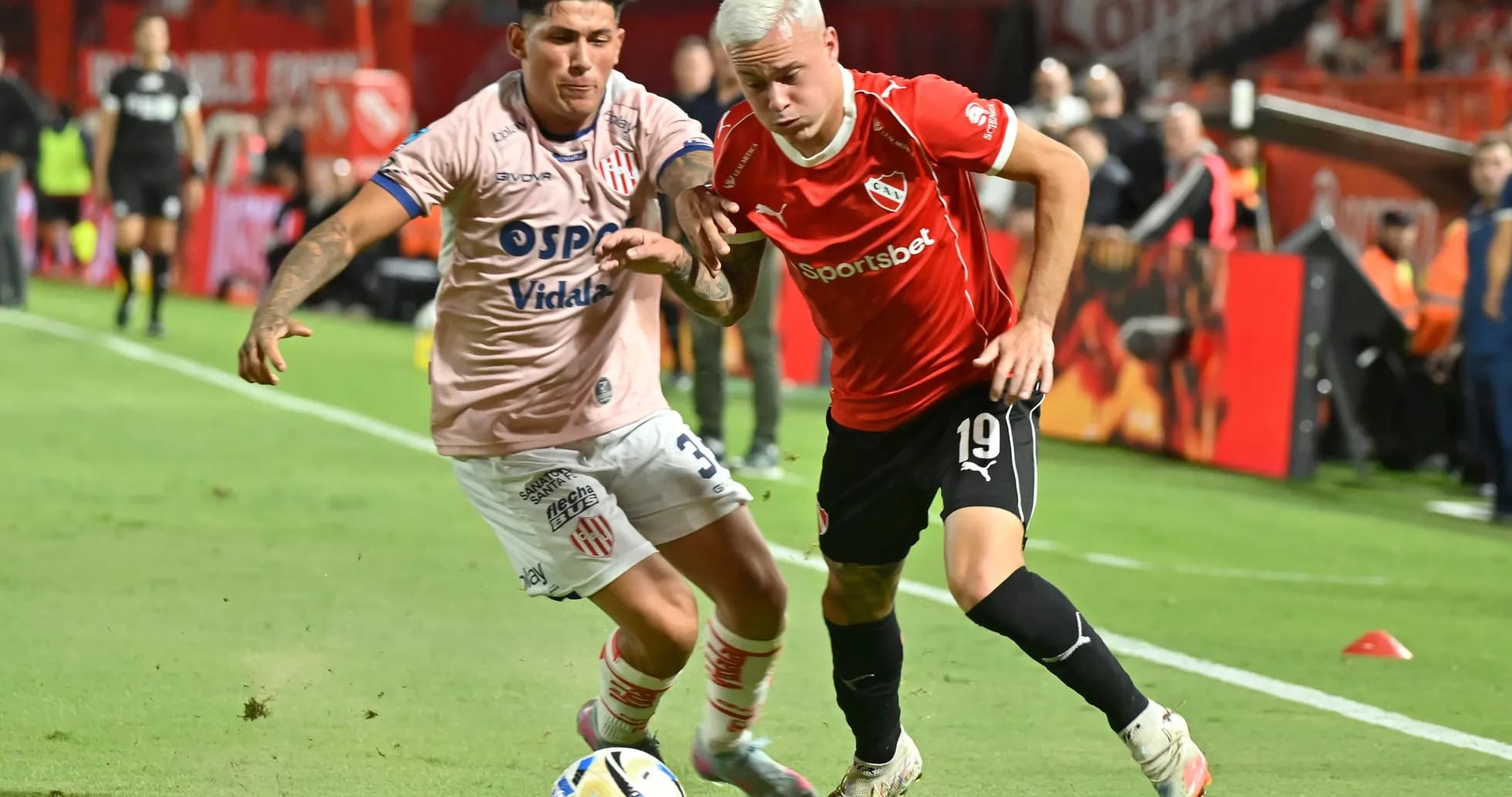 Jugadores compitiendo por el balón en el partido