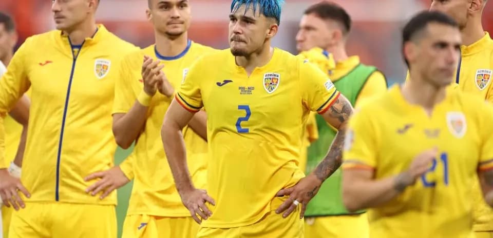 Jugadores de Rumania en el campo tras el partido