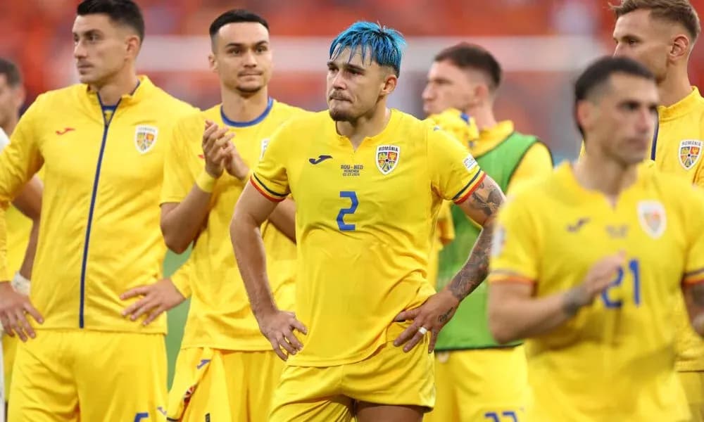 Jugadores de Rumania en el campo tras el partido