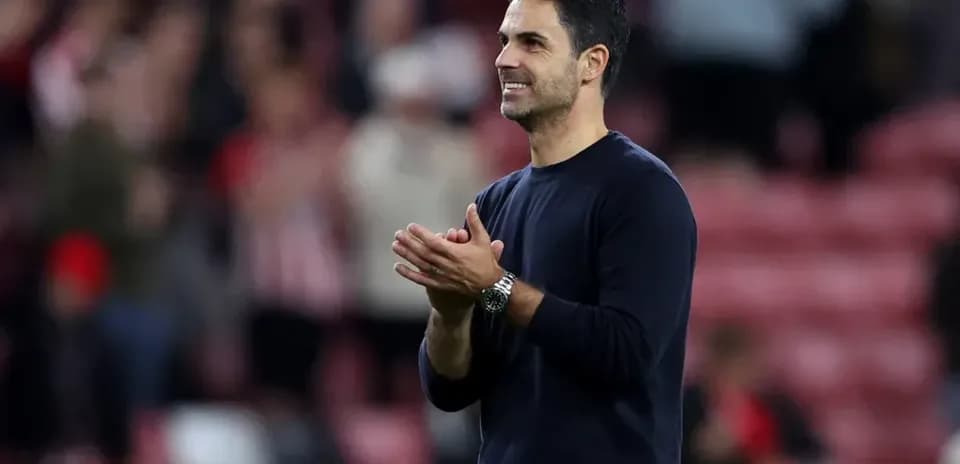 Entrenador aplaudiendo en el estadio después del partido