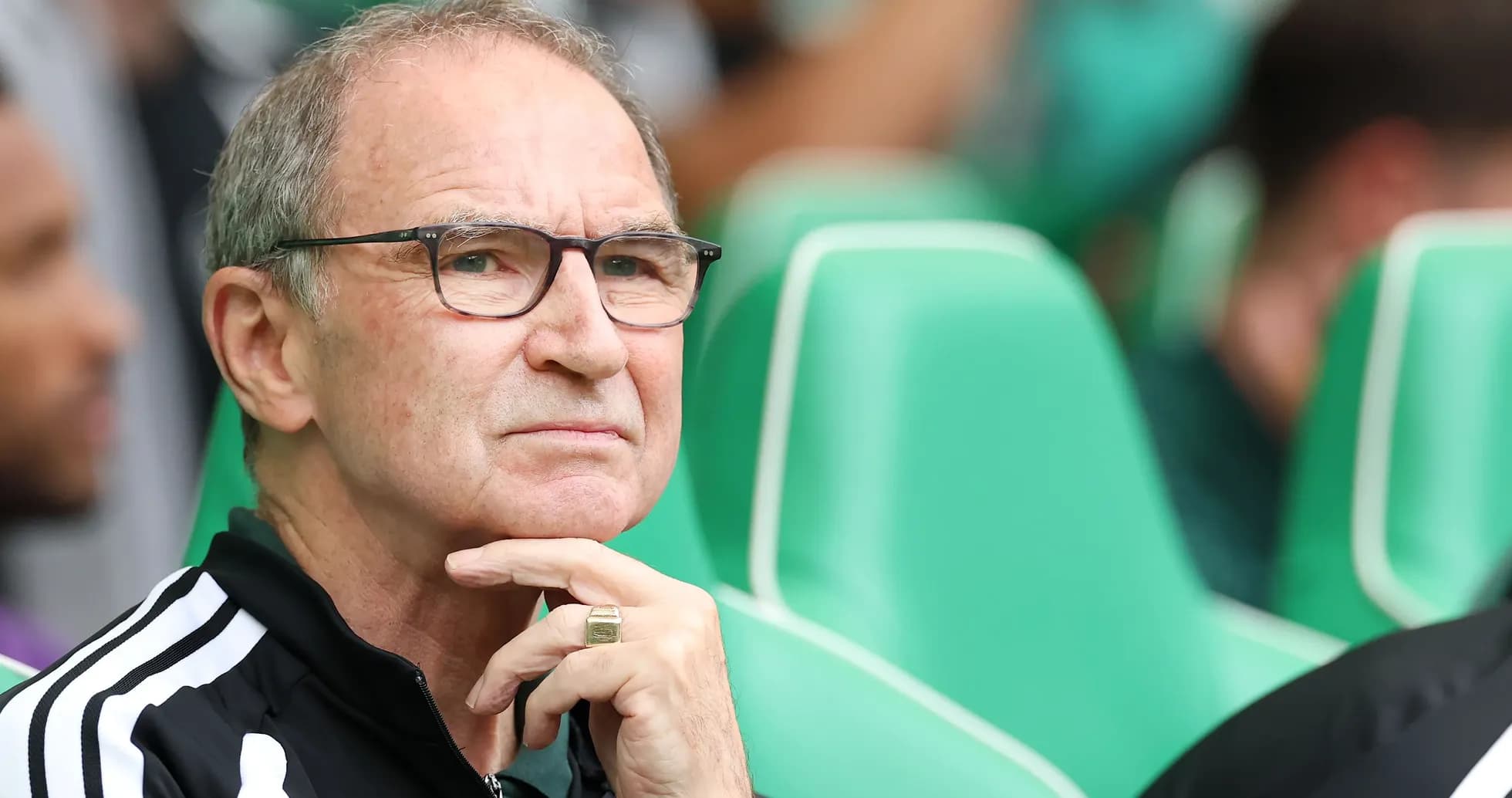 Entrenador observando desde el banquillo durante partido