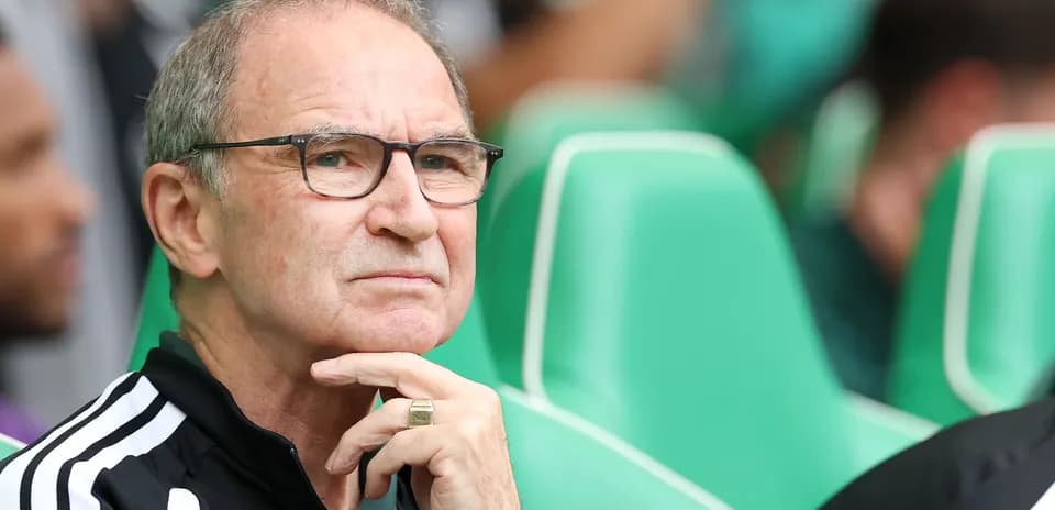 Entrenador observando desde el banquillo durante partido