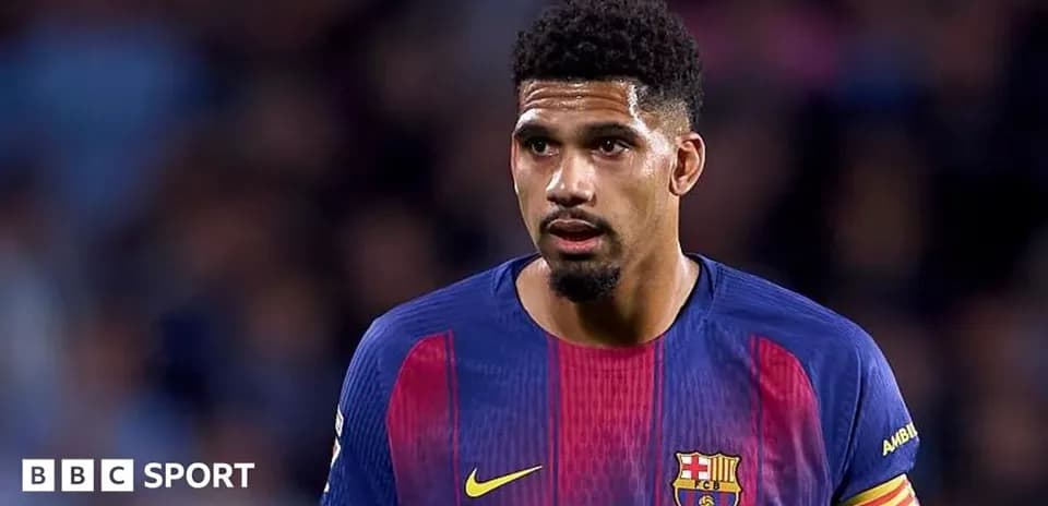 Jugador de Barcelona en el campo durante el partido