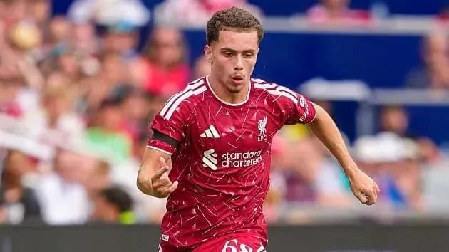 Jugador de Liverpool corriendo durante el partido