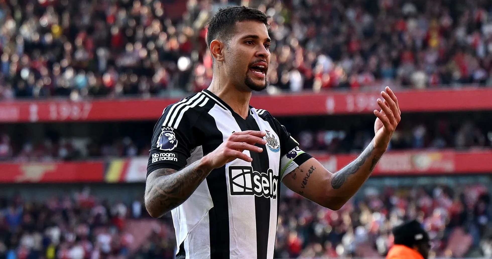 Jugador de Newcastle discutiendo durante el partido
