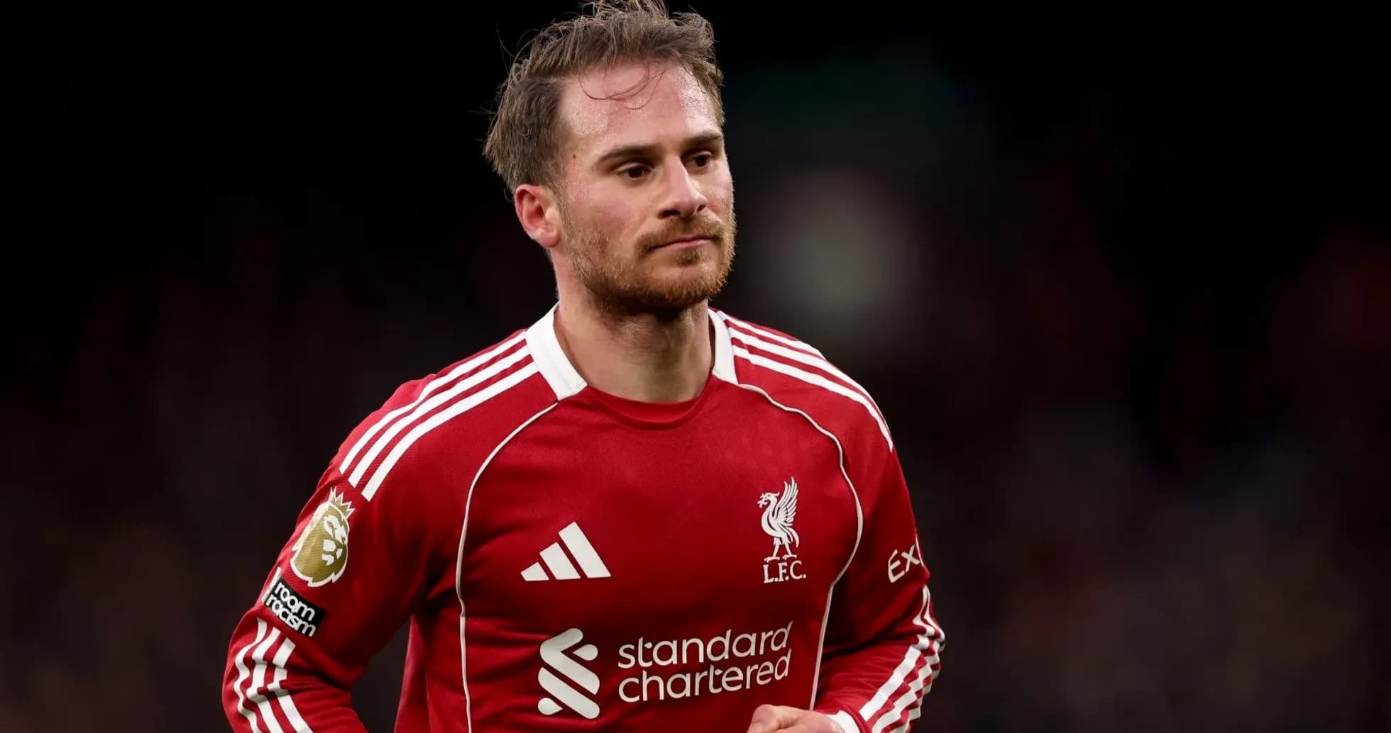 Jugador de Liverpool FC en el campo durante partido