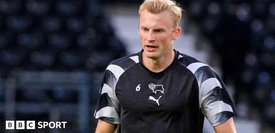 Jugador de Derby County en sesión de calentamiento
