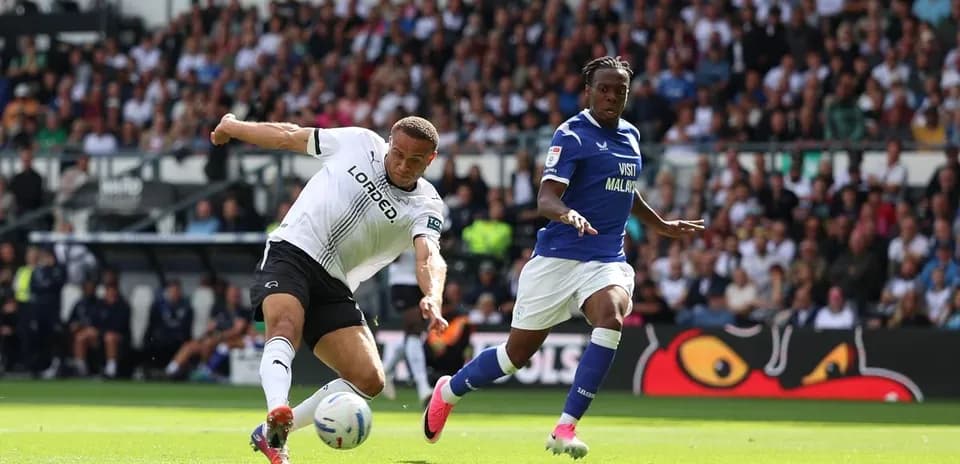 Jugador de Derby County chutando el balón en partido