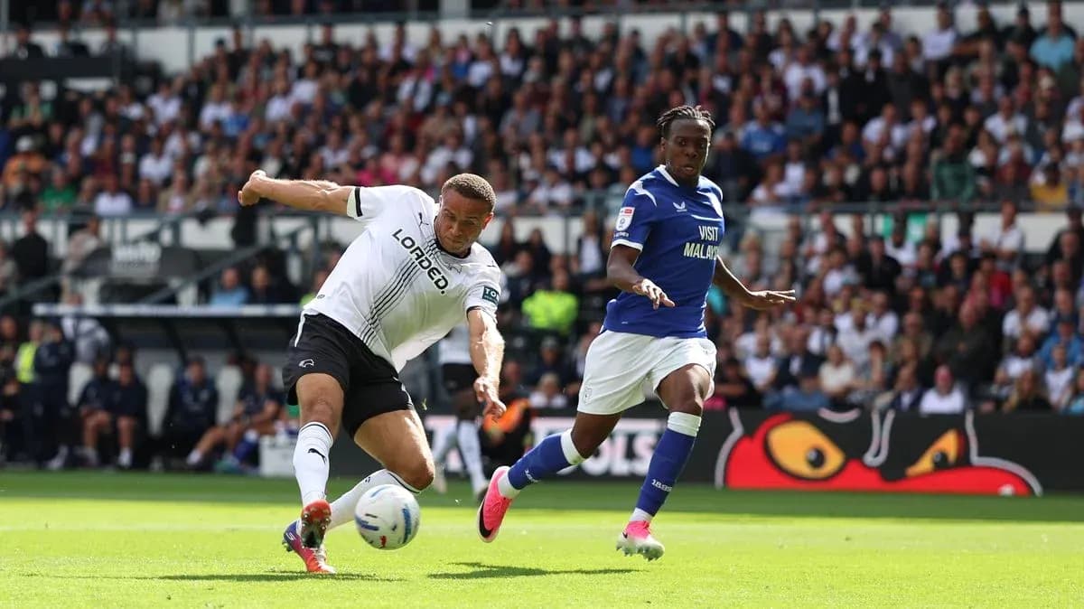 Jugador de Derby County chutando el balón en partido