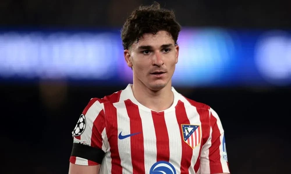 Jugador de Atlético de Madrid en campo durante partido