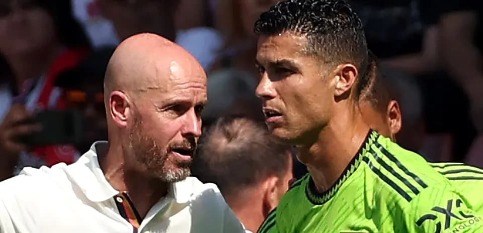 Entrenador hablando con jugador en el campo