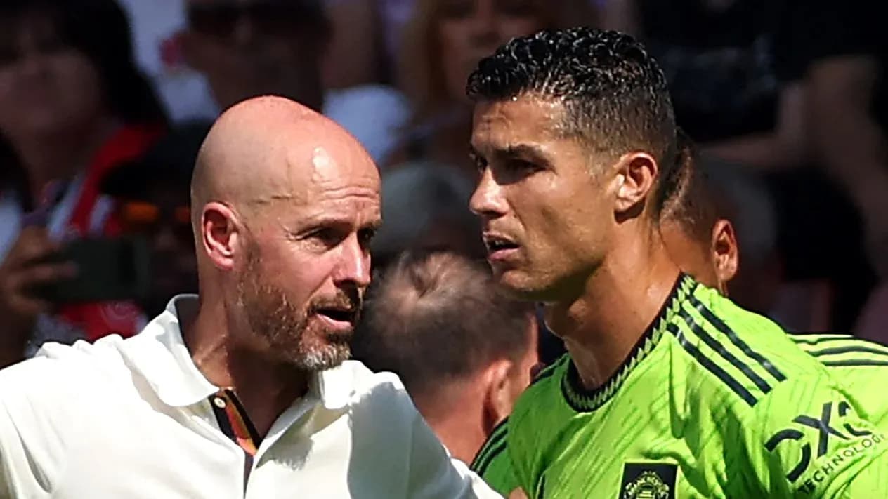 Entrenador hablando con jugador en el campo