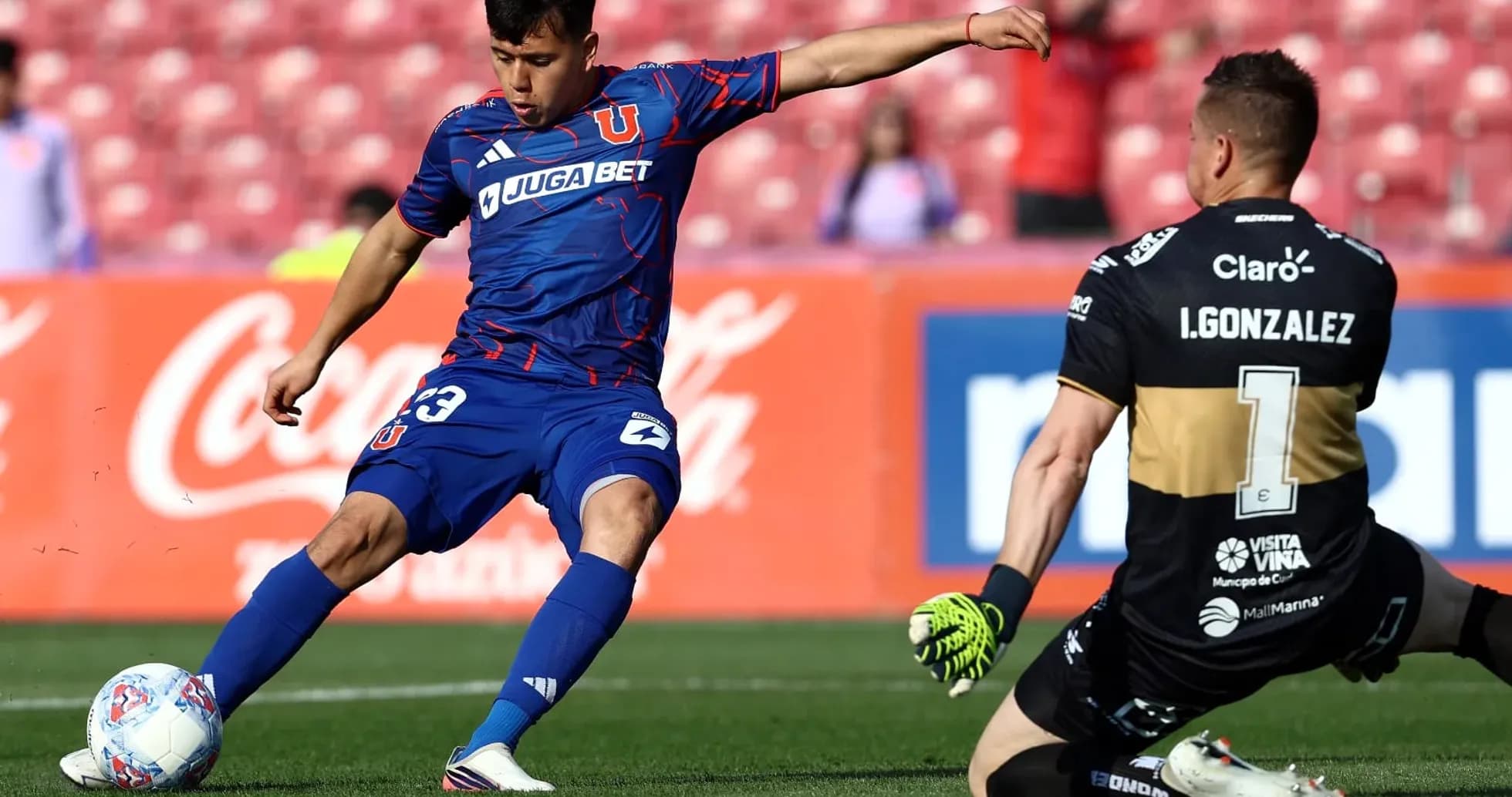 Jugador de Universidad de Chile pateando el balón