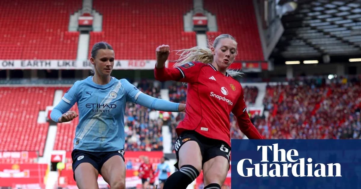 Jugadoras de Manchester City y Manchester United en acción