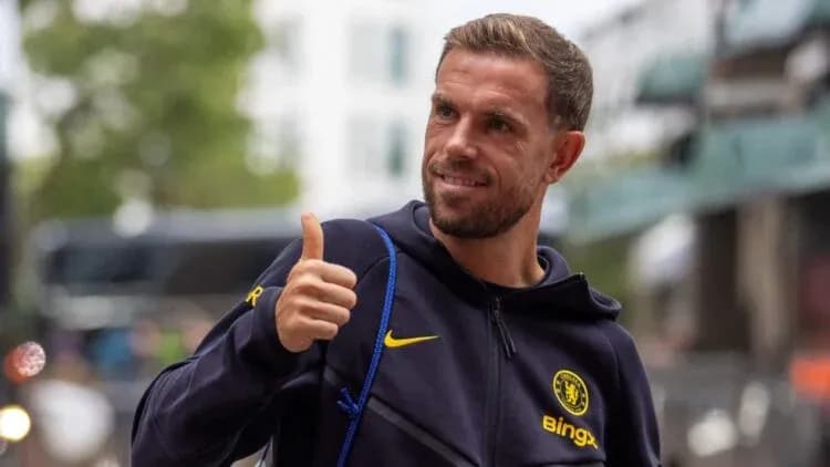 Jugador de Chelsea sonriendo y haciendo pulgar arriba