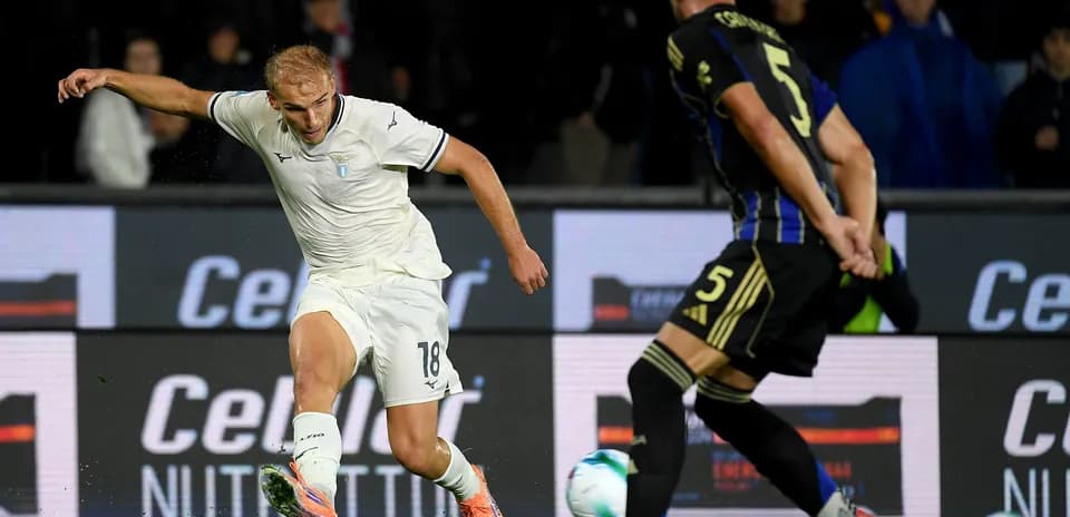 Jugador de Lazio driblando a defensa de Pisa