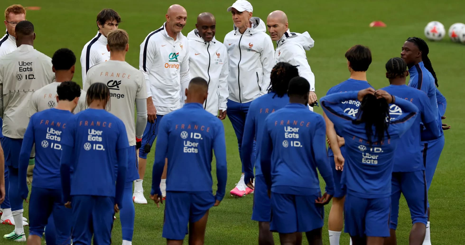 Entrenadores y jugadores de Francia en sesión de entrenamiento