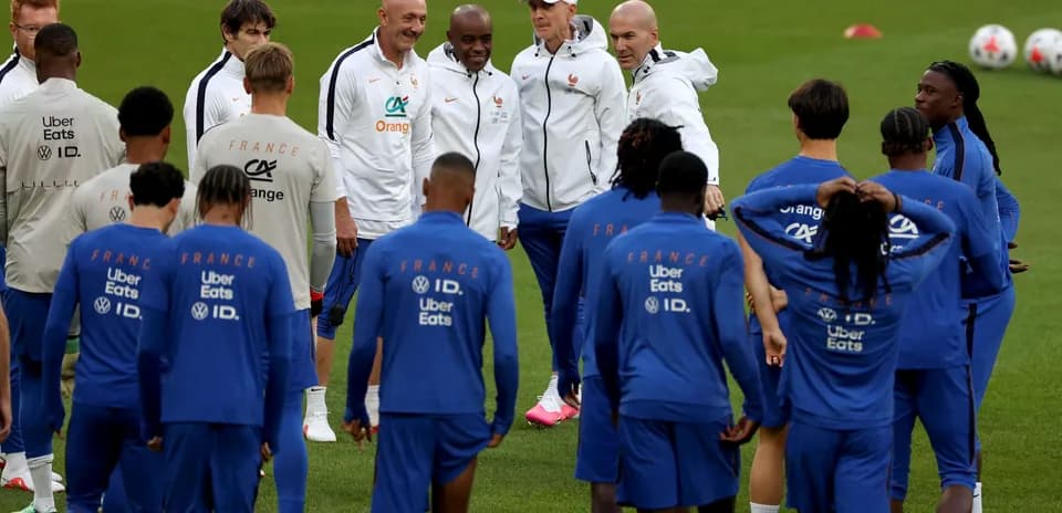 Entrenadores y jugadores de Francia en sesión de entrenamiento