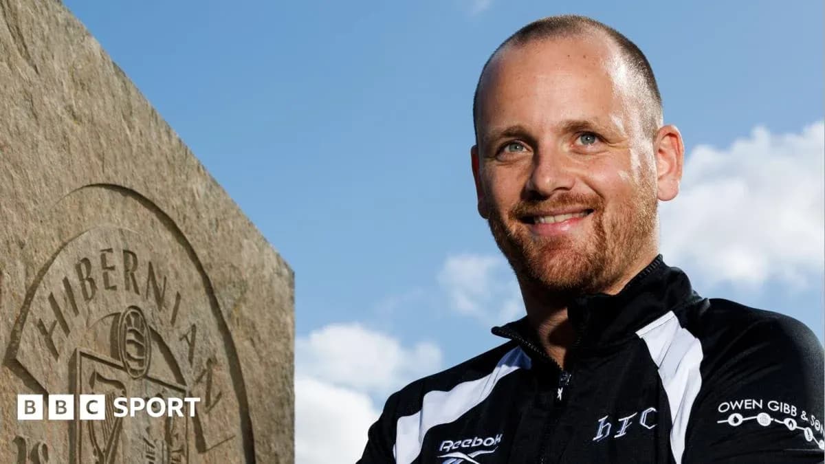 Hombre sonriendo junto a una piedra de Hibernian