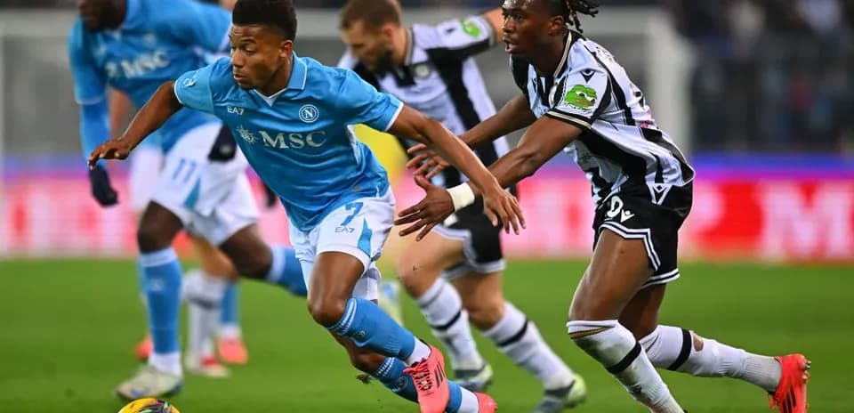 Jugador de Napoli driblando a defensor de Udinese