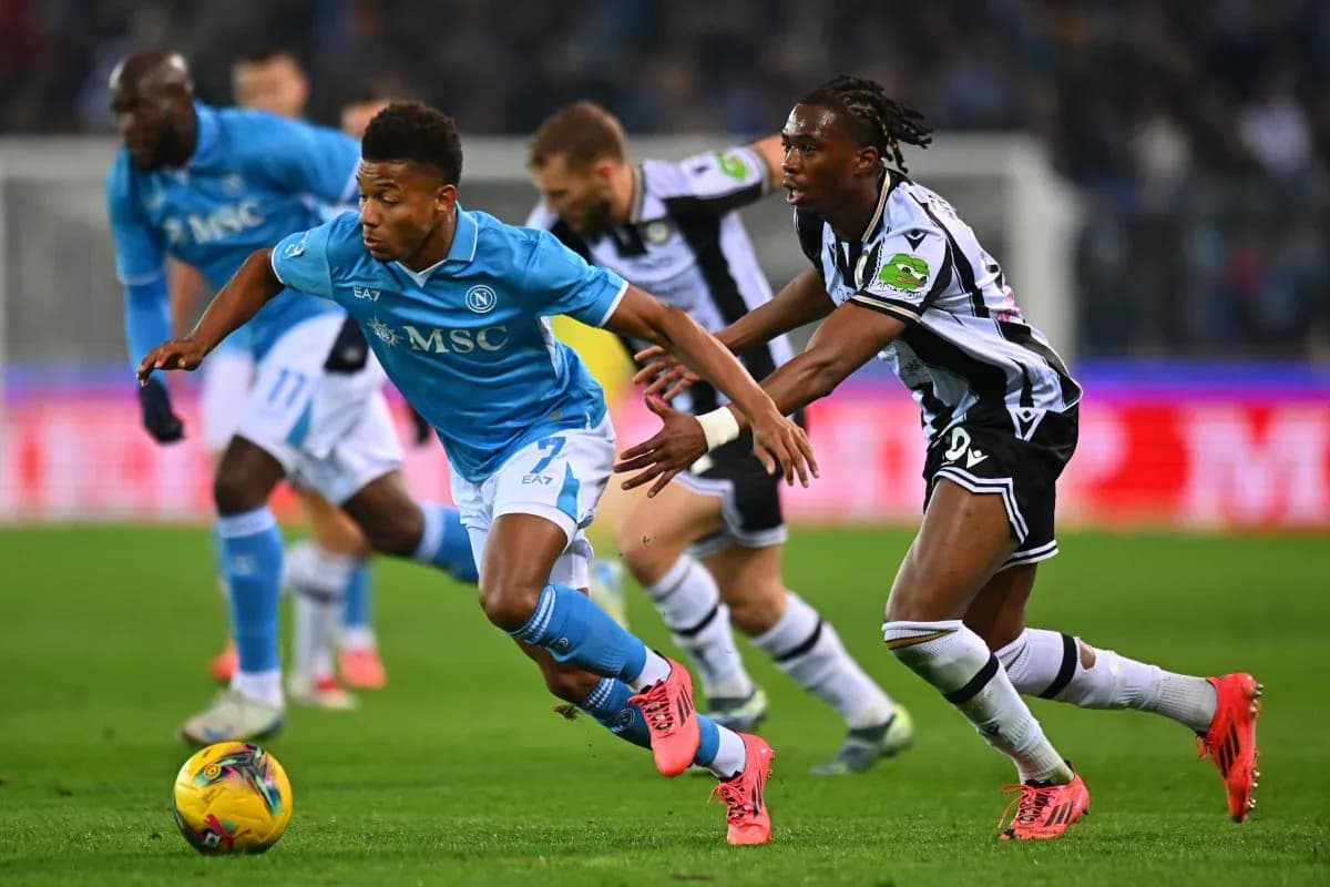Jugador de Napoli driblando a defensor de Udinese