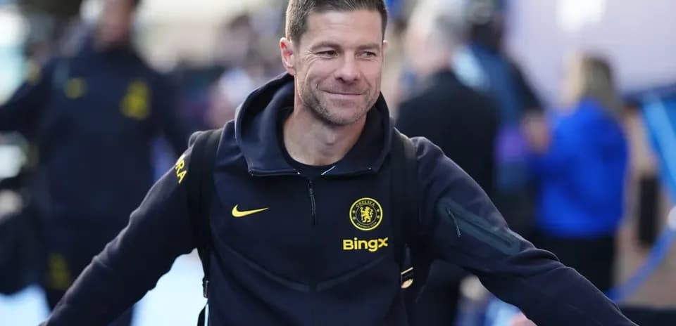 Entrenador de Chelsea llegando a la zona de prensa