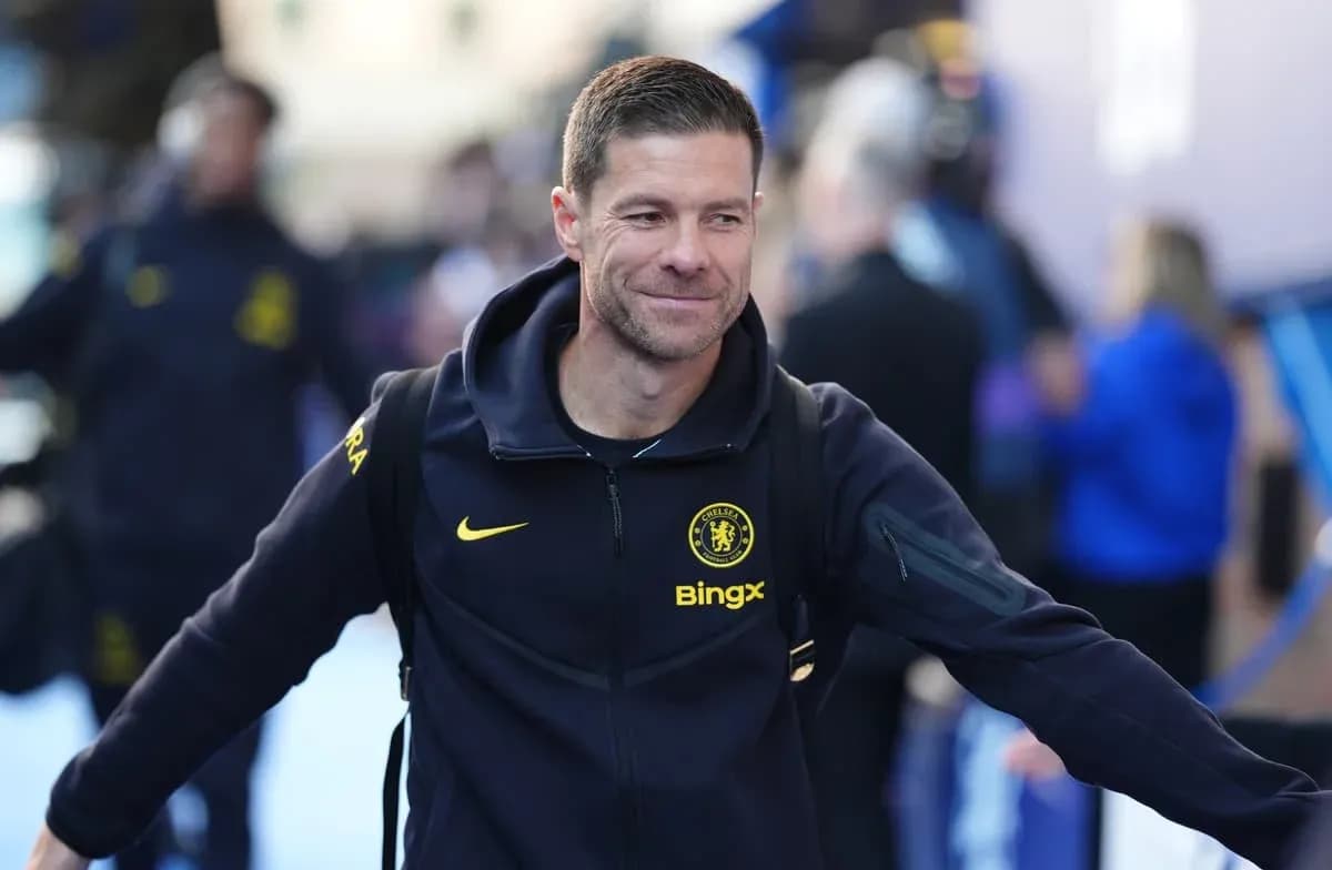 Entrenador de Chelsea llegando a la zona de prensa