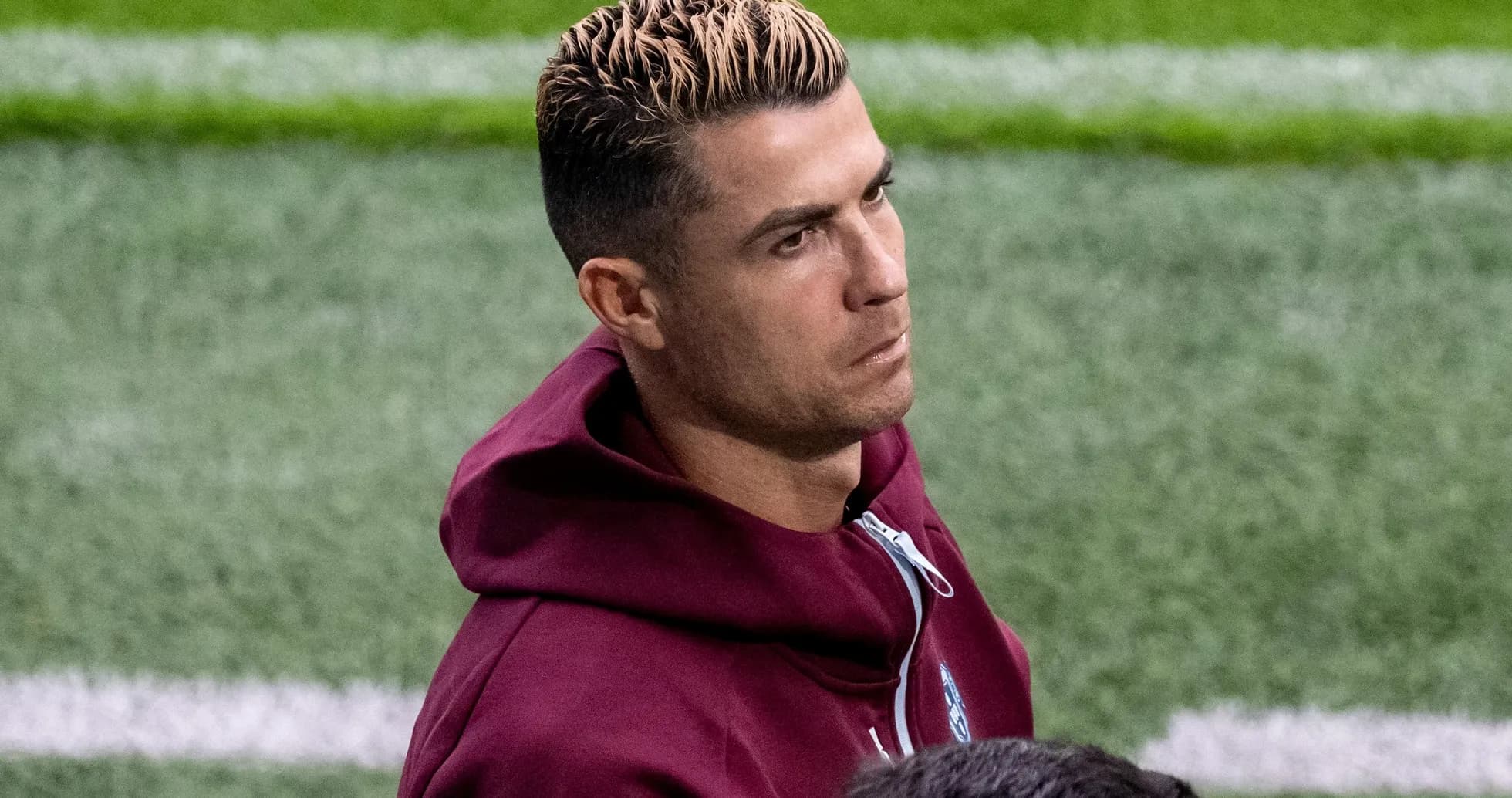 Jugador con sudadera en el campo de fútbol