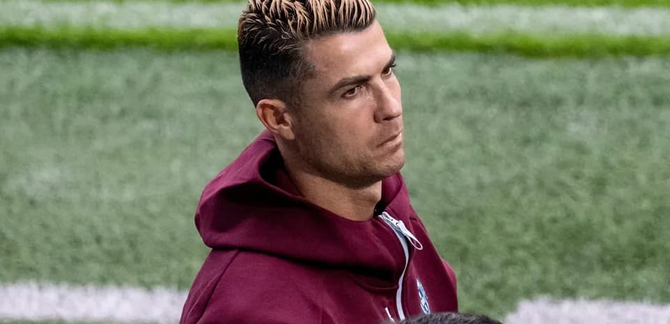 Jugador con sudadera en el campo de fútbol