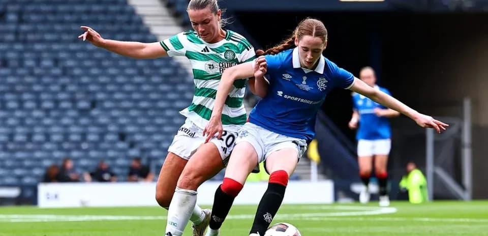 Jugadoras de Celtic y Rangers compiten por el balón