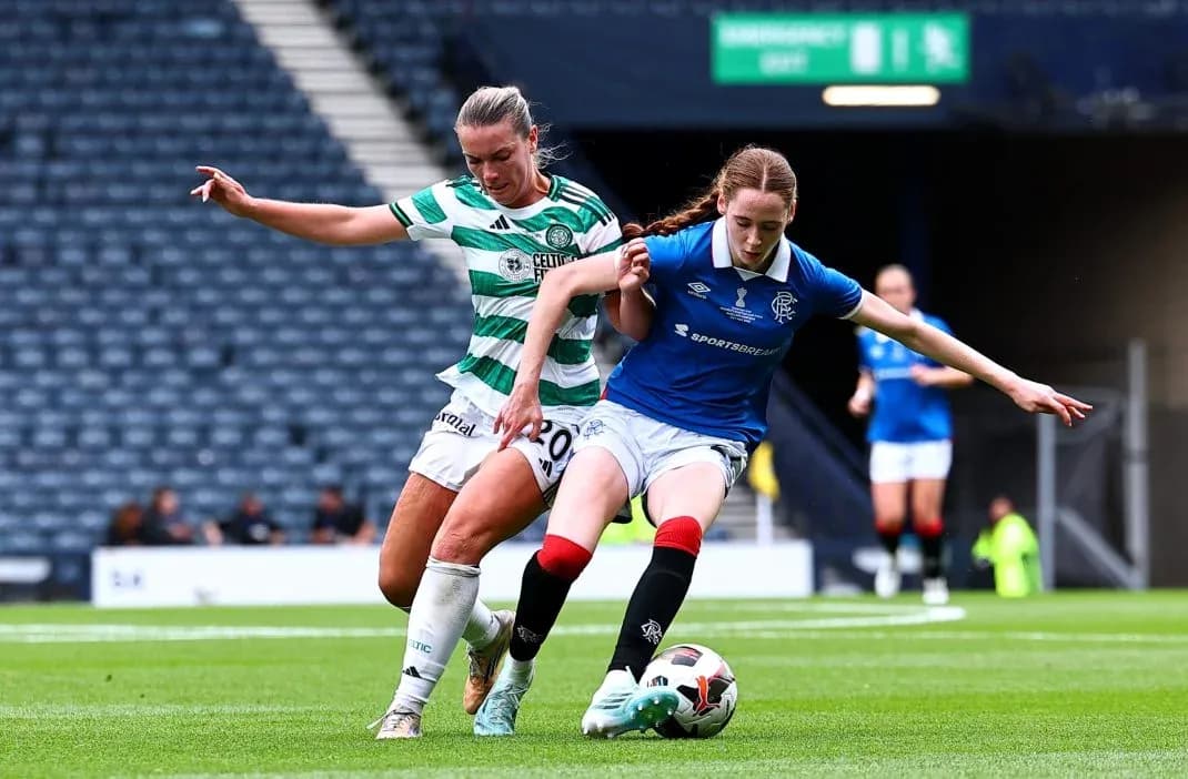 Jugadoras de Celtic y Rangers compiten por el balón
