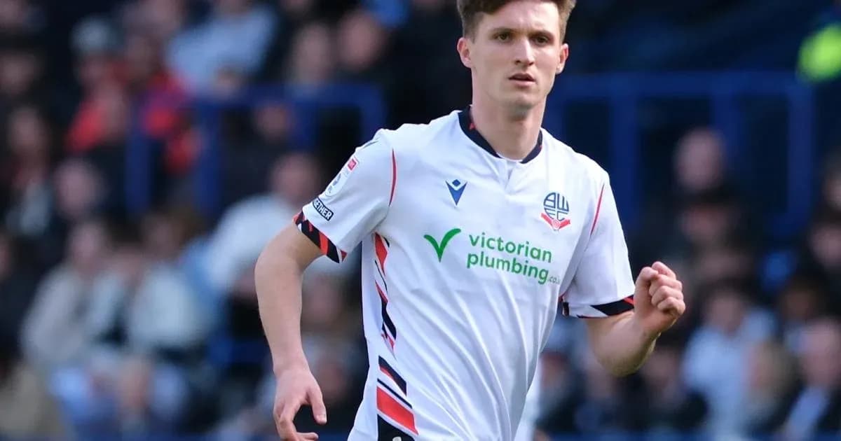 Jugador de Bolton Wanderers en acción durante el partido