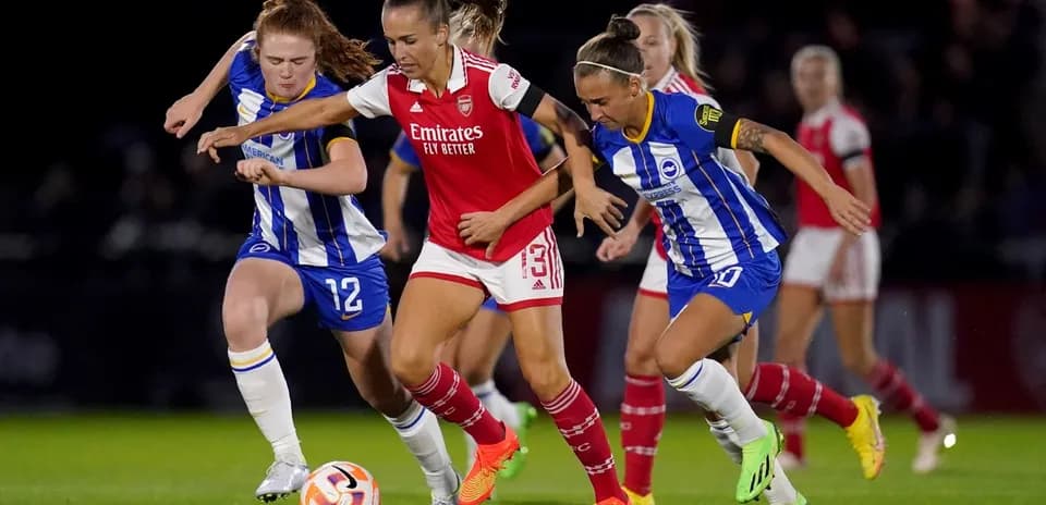 Tres jugadoras luchando por el balón en el partido