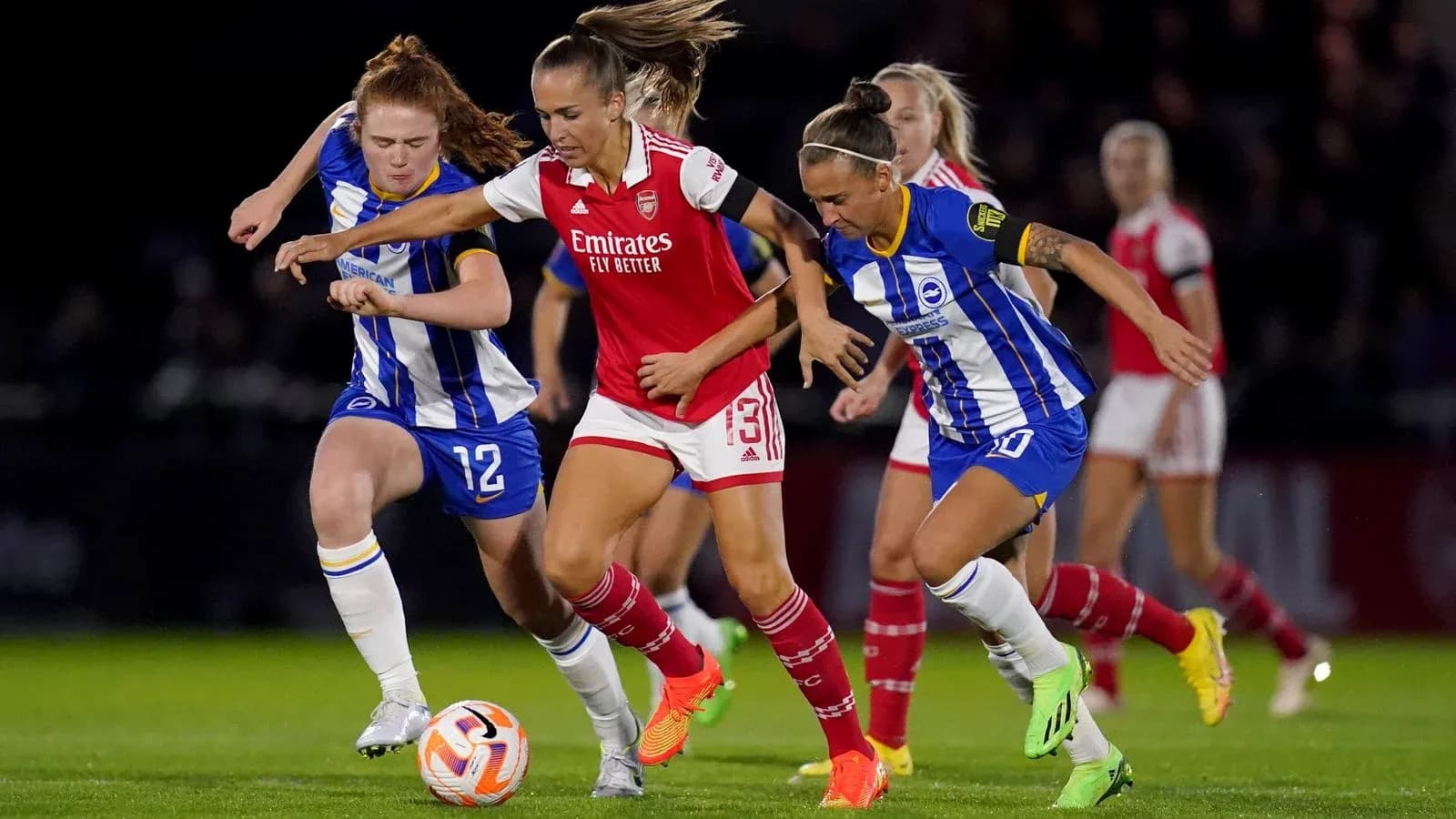Tres jugadoras luchando por el balón en el partido