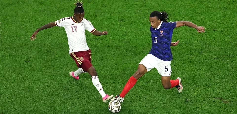 Jugadores de España y Francia compiten por el balón