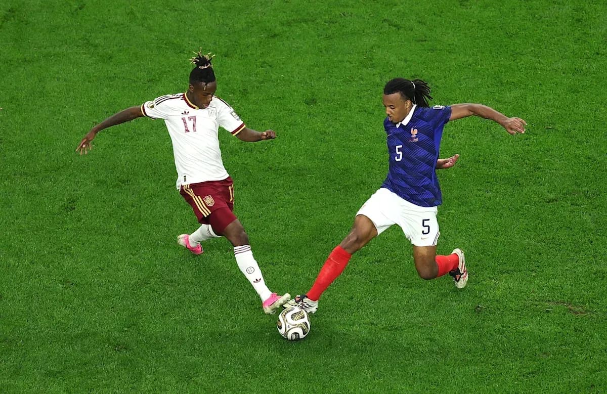 Jugadores de España y Francia compiten por el balón