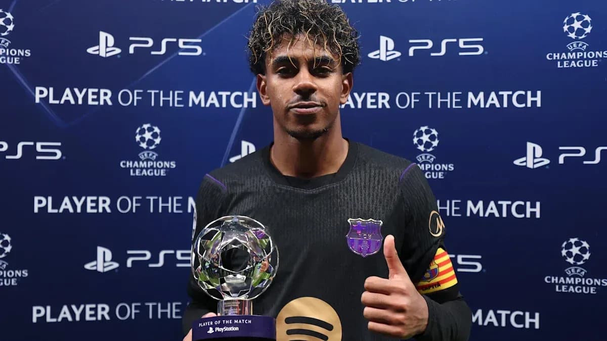 Jugador sosteniendo trofeo de Jugador del Partido