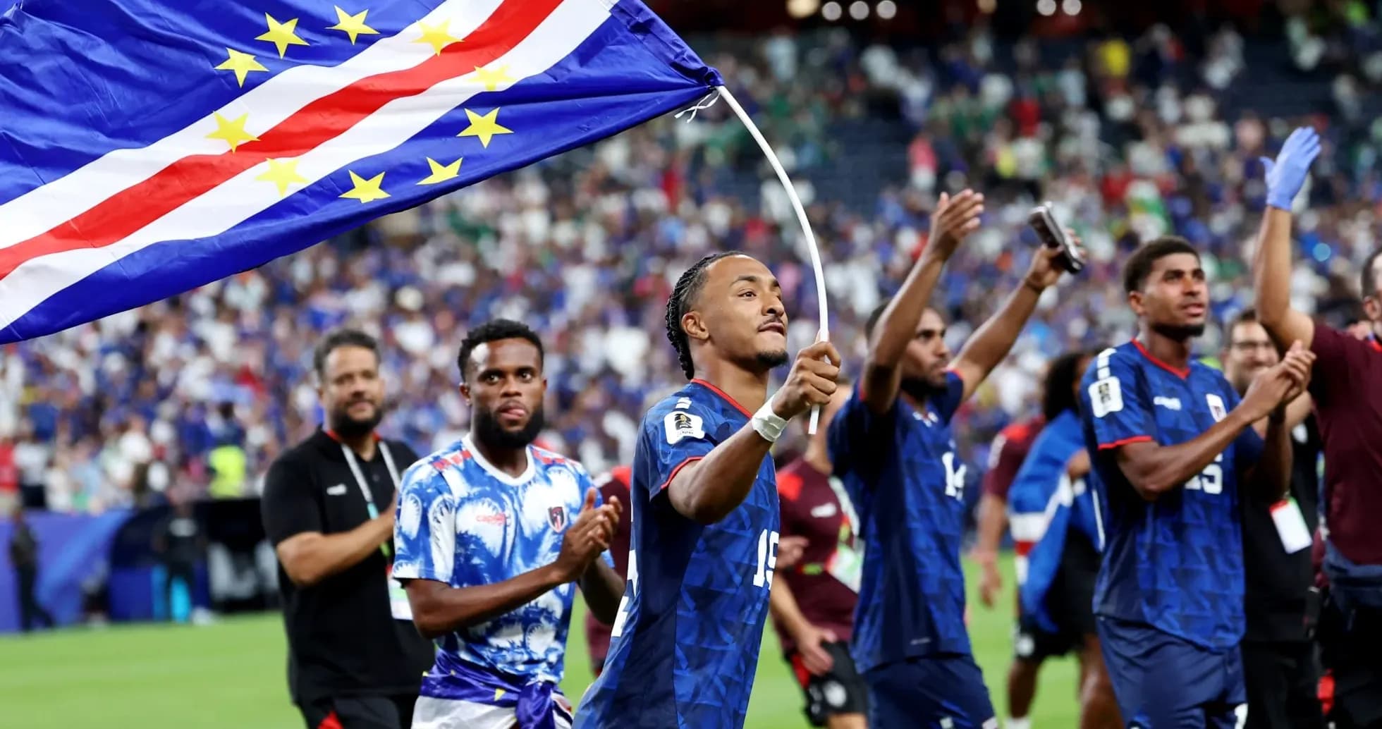 Jugador ondeando bandera de Cabo Verde tras el partido
