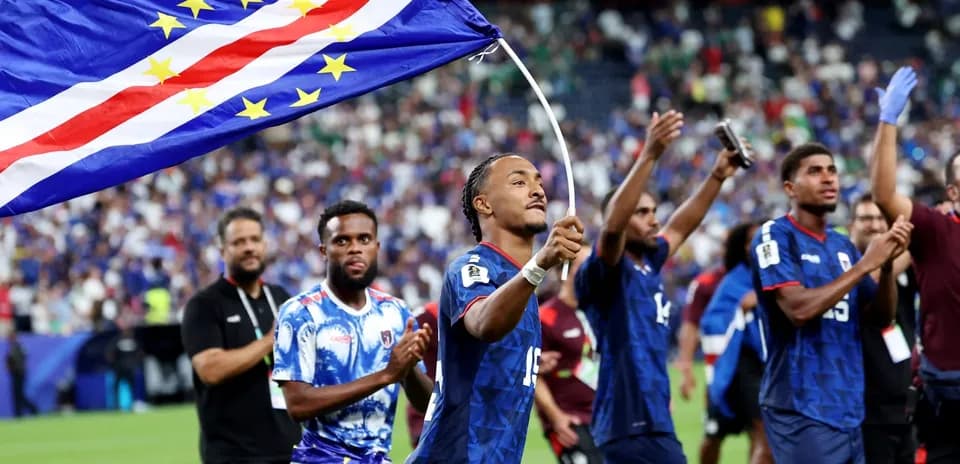 Jugador ondeando bandera de Cabo Verde tras el partido