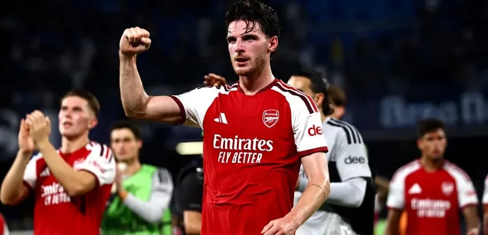 Jugador de Arsenal celebrando con el puño cerrado