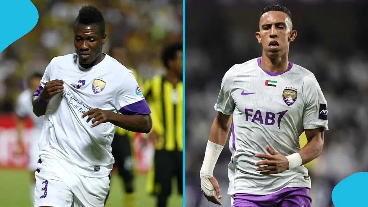 Dos jugadores corriendo en el campo de fútbol